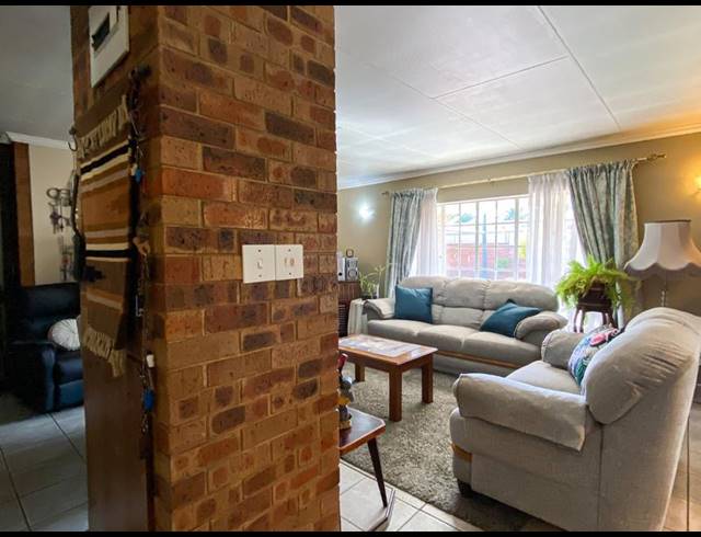 7 BEDROOM HOUSE FOR SALE IN KEMPTON PARK EXT 04